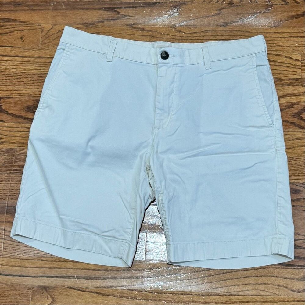 Faherty Flat Front Shorts. Beige. Size 34